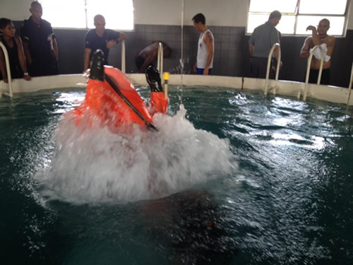 adestramento de escape de submarino com militares submarinistas da Marinha da África do Sul - foto MB