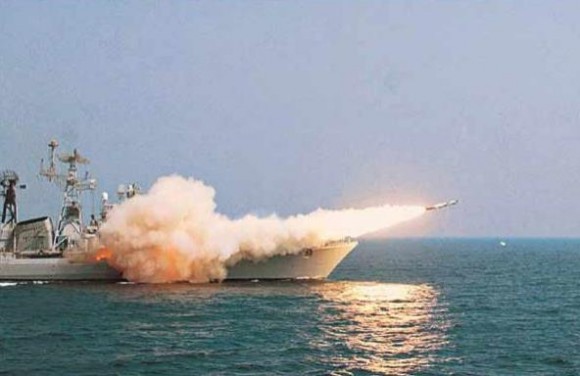 Míssil BrahMos disparado de navio - foto BrahMos Aerospace