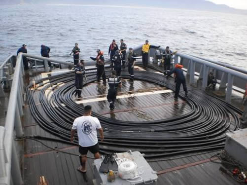 Militares do Submarino “Améthyste” realizam o recolhimento do “Towed Array” com o apoio de militares do RbAM “Tridente”