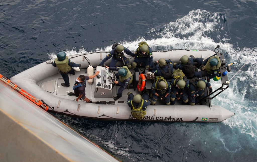 USS Hershel Woody Williams opera a fragata Independência na