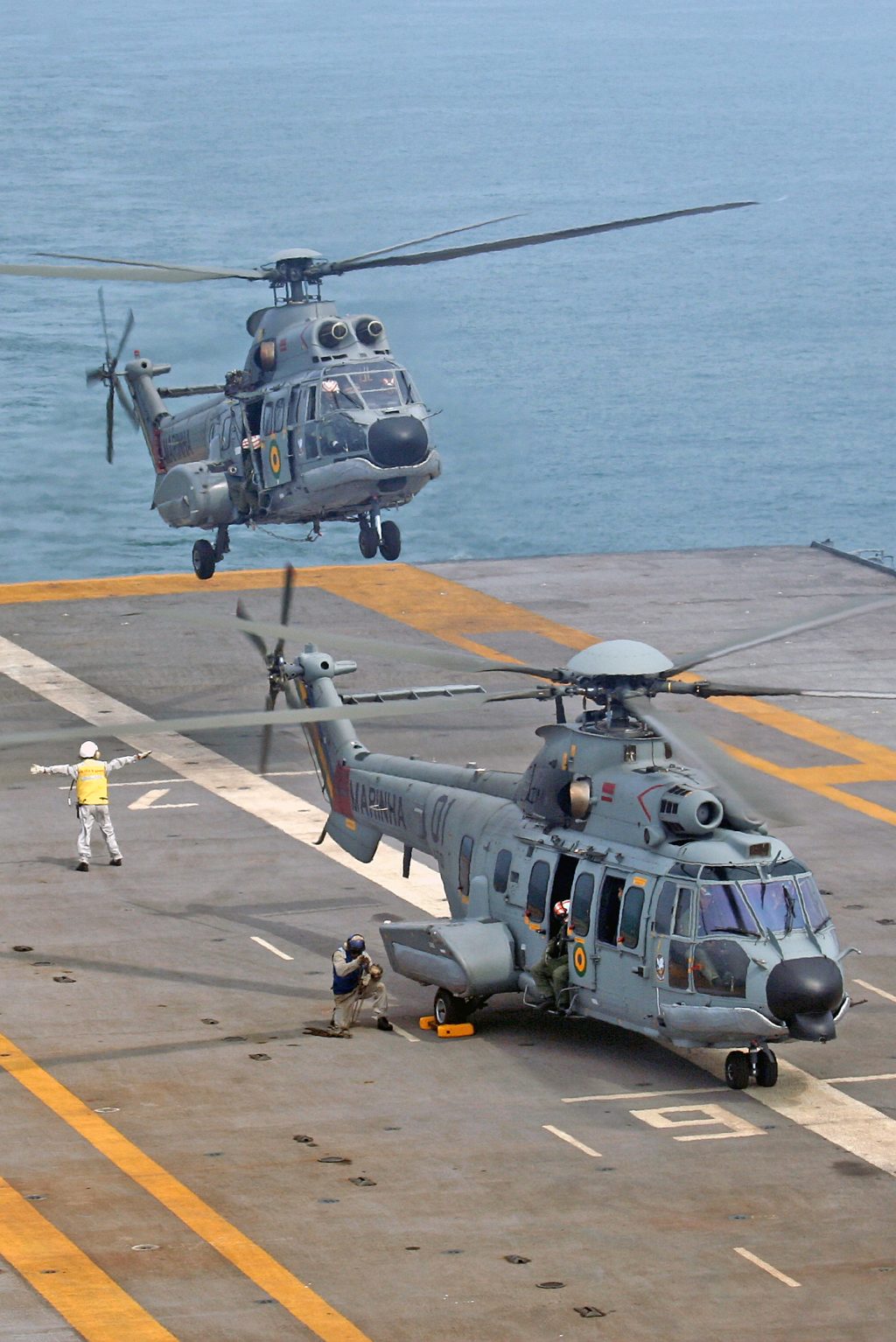 Helicópteros UH-14 e UH-15 no NAe São Paulo, em 2011