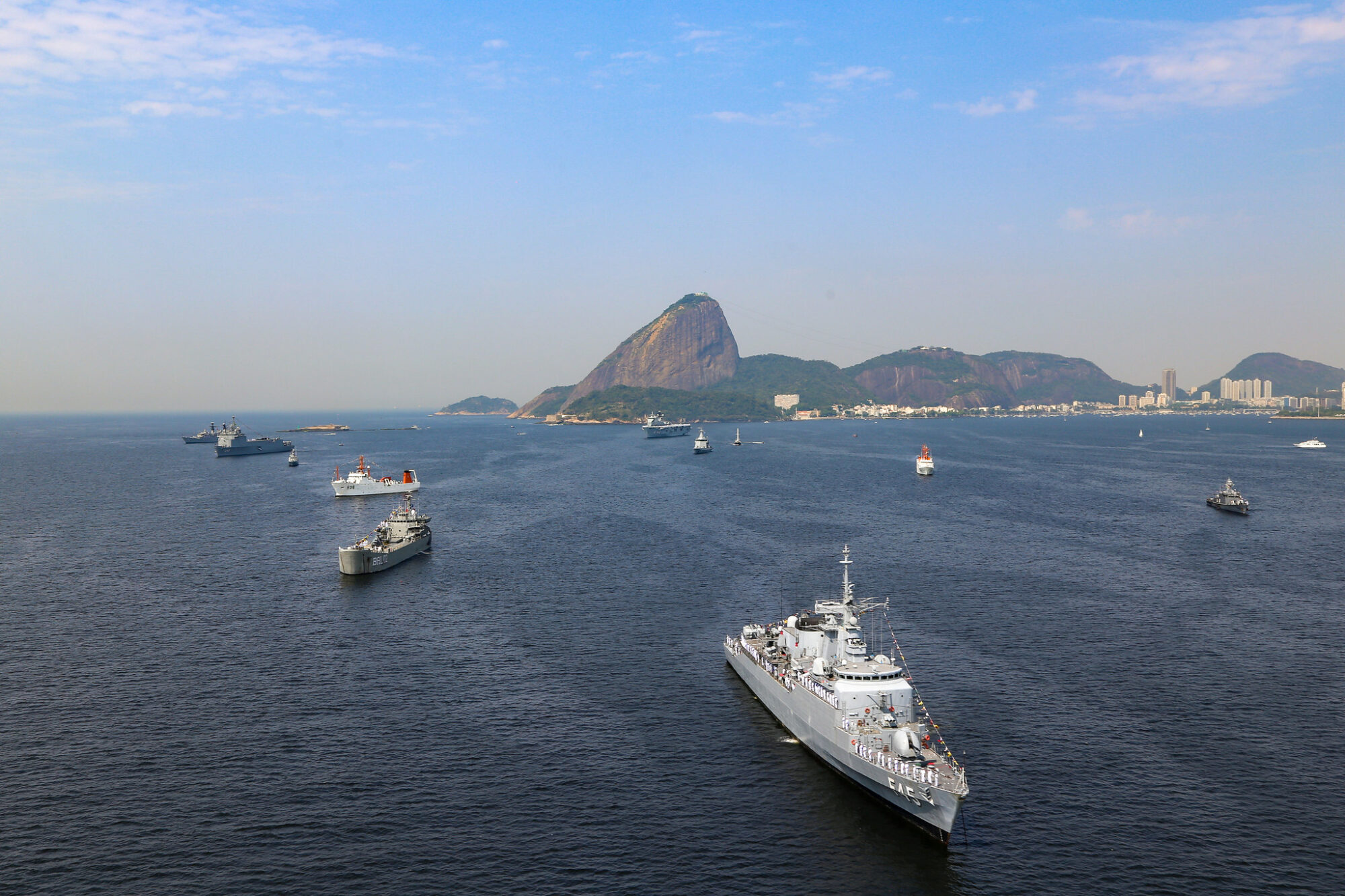 Revista Naval Com Navios Da Marinha Do Brasil E De Marinhas Estrangeiras No Rio De Janeiro